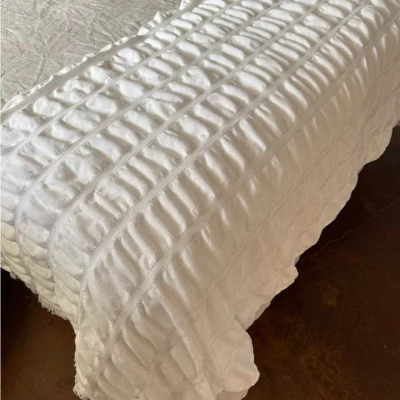 Silver & white lightweight cotton bedspread/end of bed throw. 71”x80”. - Picture 3 of 7